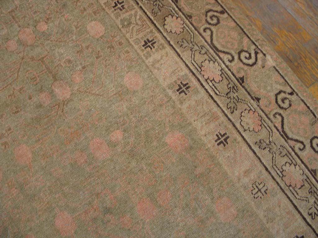 Noué à la main Tapis Khotan d'Asie centrale du début du XXe siècle (6''6x11''10 - 198x360) en vente