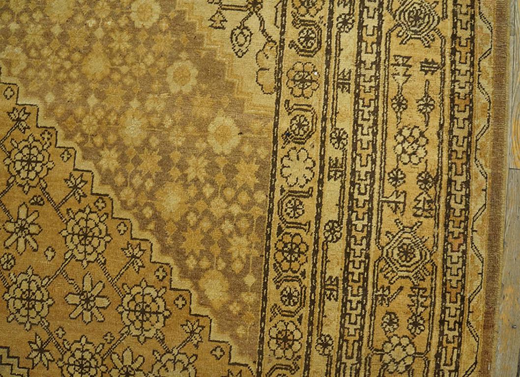 Zentralasiatischer Khotan-Teppich aus den 1930er Jahren ( 8'8 Zoll x 17'4 Zoll - 264 x 528 cm) im Zustand „Gut“ im Angebot in New York, NY