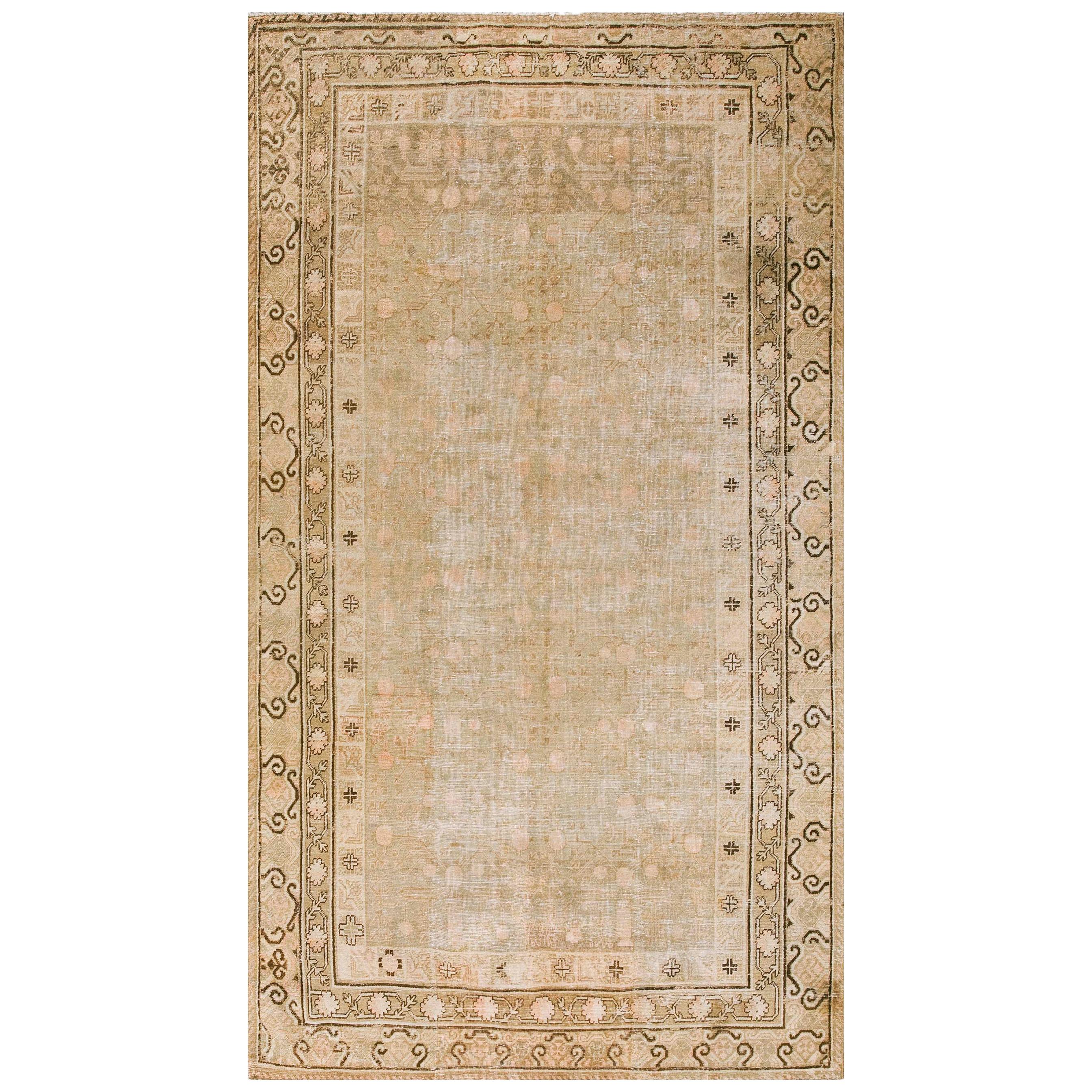 Zentralasiatischer chinesischer Khotan-Teppich des frühen 20. Jahrhunderts (6''6x11''10 - 198x360)