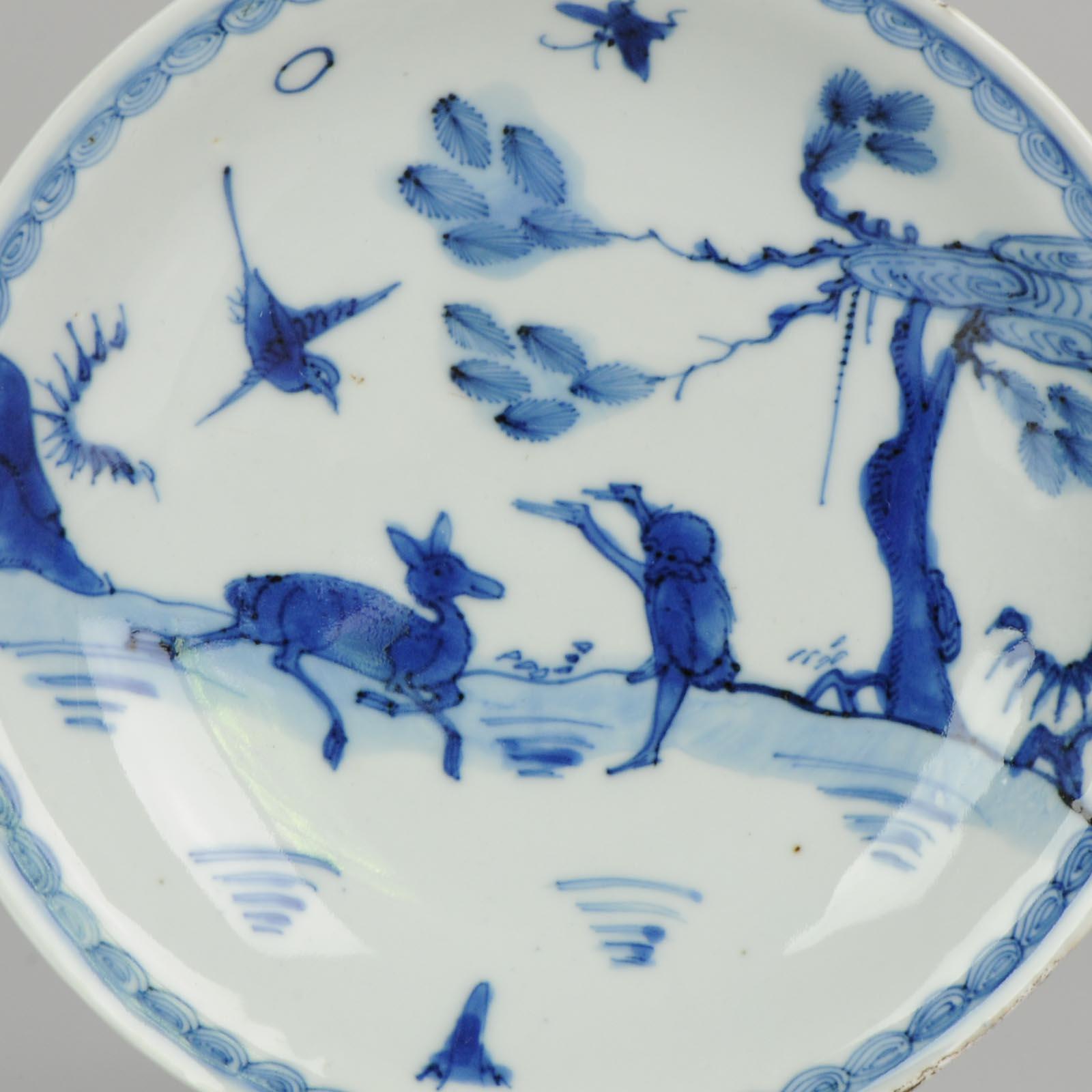 Une assiette très joliment décorée. Plat en porcelaine Ksometsuke de la fin de la période Ming, période Tianqi ou Chongzhen 1621-1644.
Peint avec un cerf, un singe, un papillon, un oiseau et un pin.

Pour des exemples similaires de cette liste,