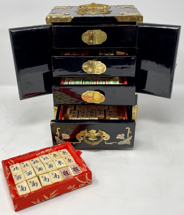 Jeu de mahjong ancien. Coffret en bois, poignées et montures