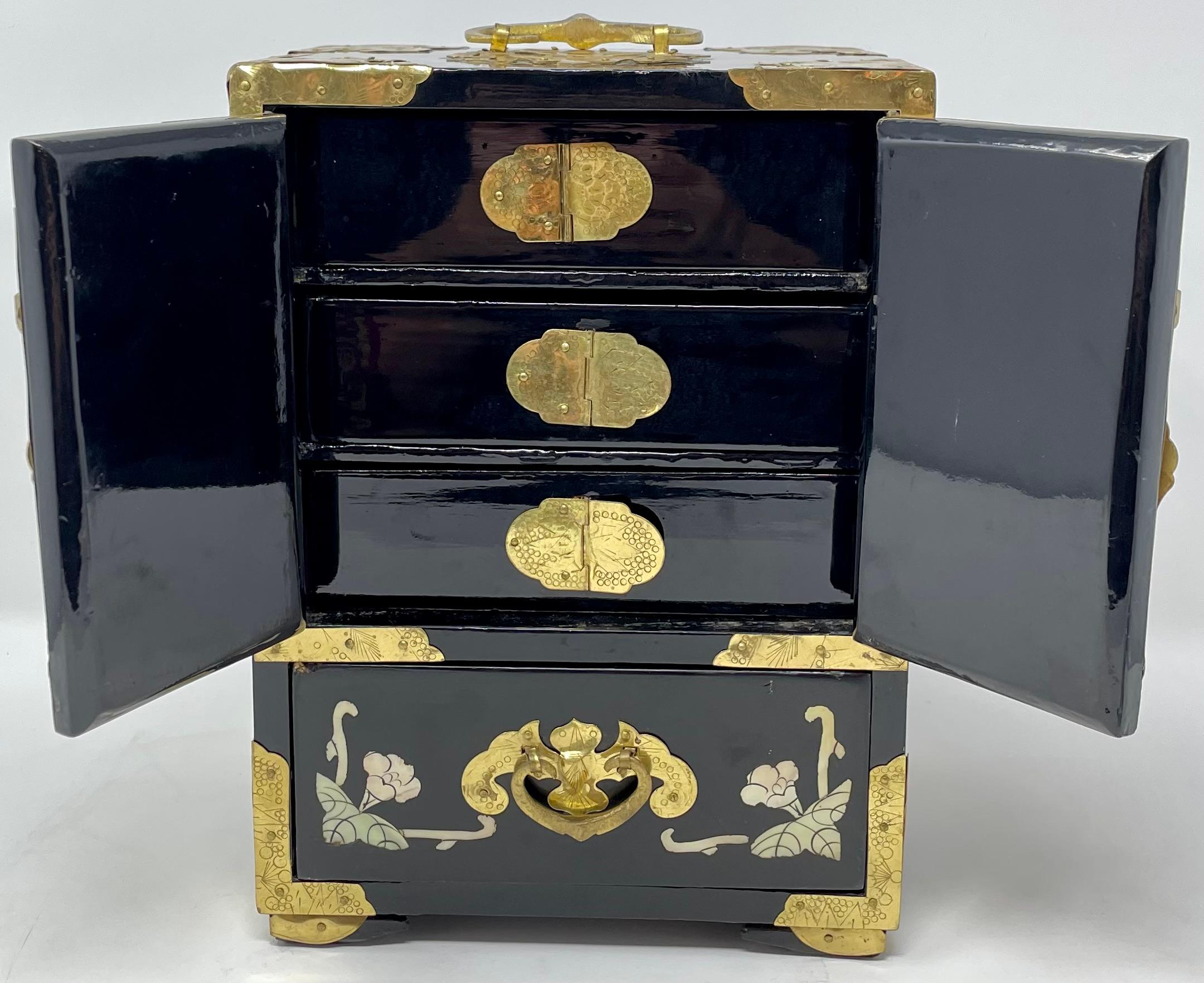 Antique Chinese Lacquer Mahjong Games Box with Brass Mounts, Circa 1910-1920. In Good Condition In New Orleans, LA