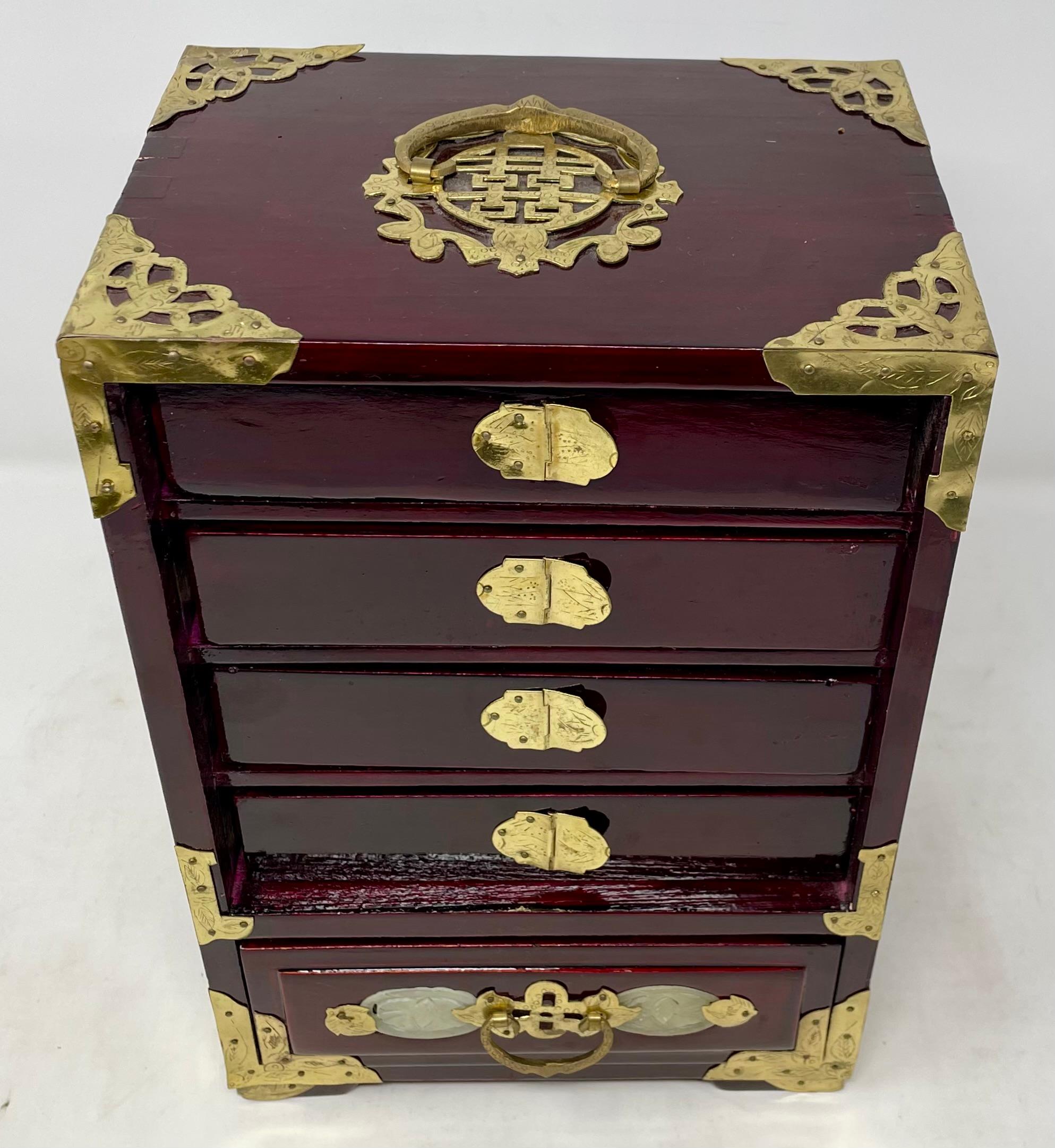 20ième siècle Jeu de Mahjong ancien en laque de Chine, Circa 1920. en vente