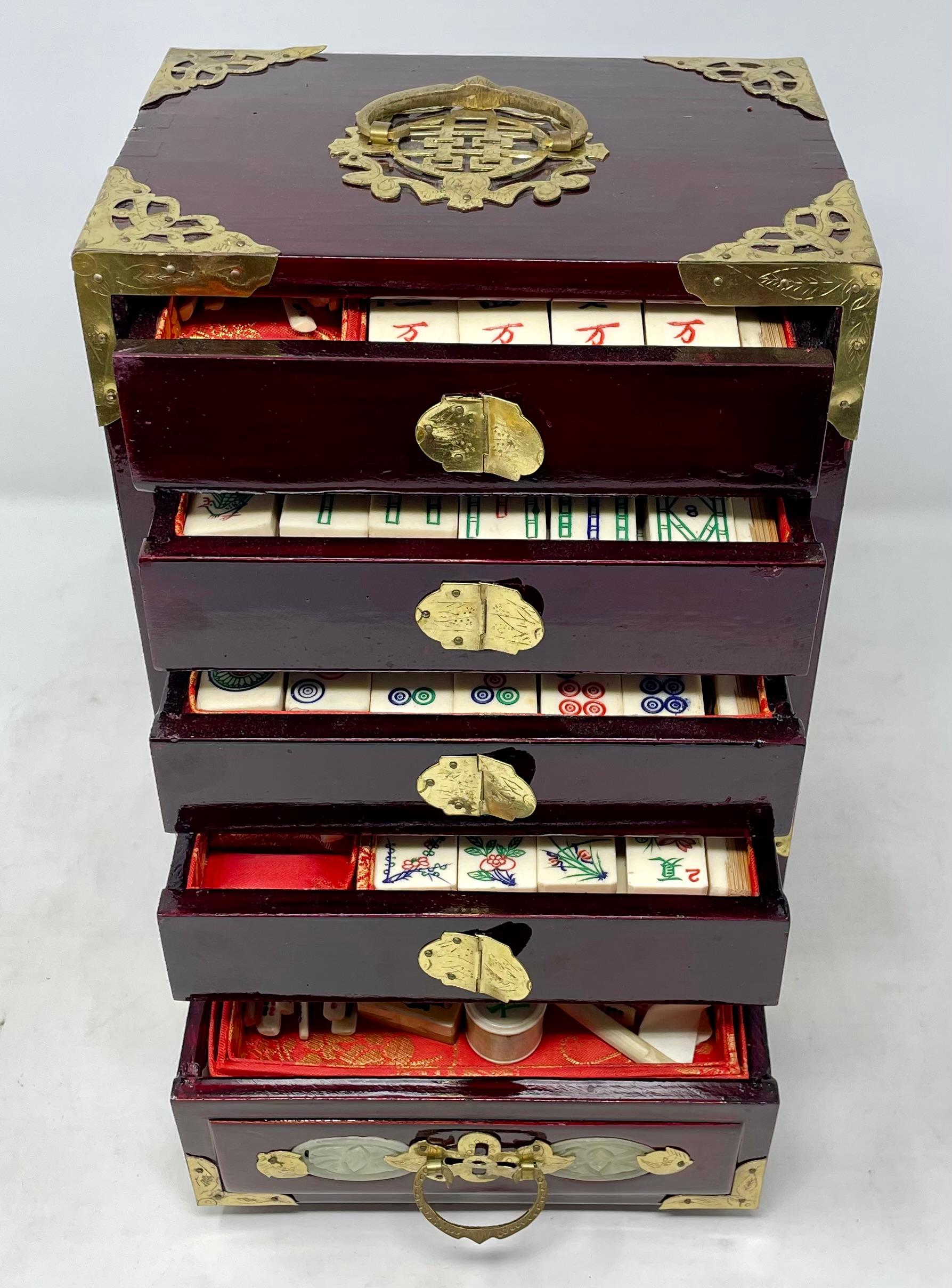 Laiton Jeu de Mahjong ancien en laque de Chine, Circa 1920. en vente