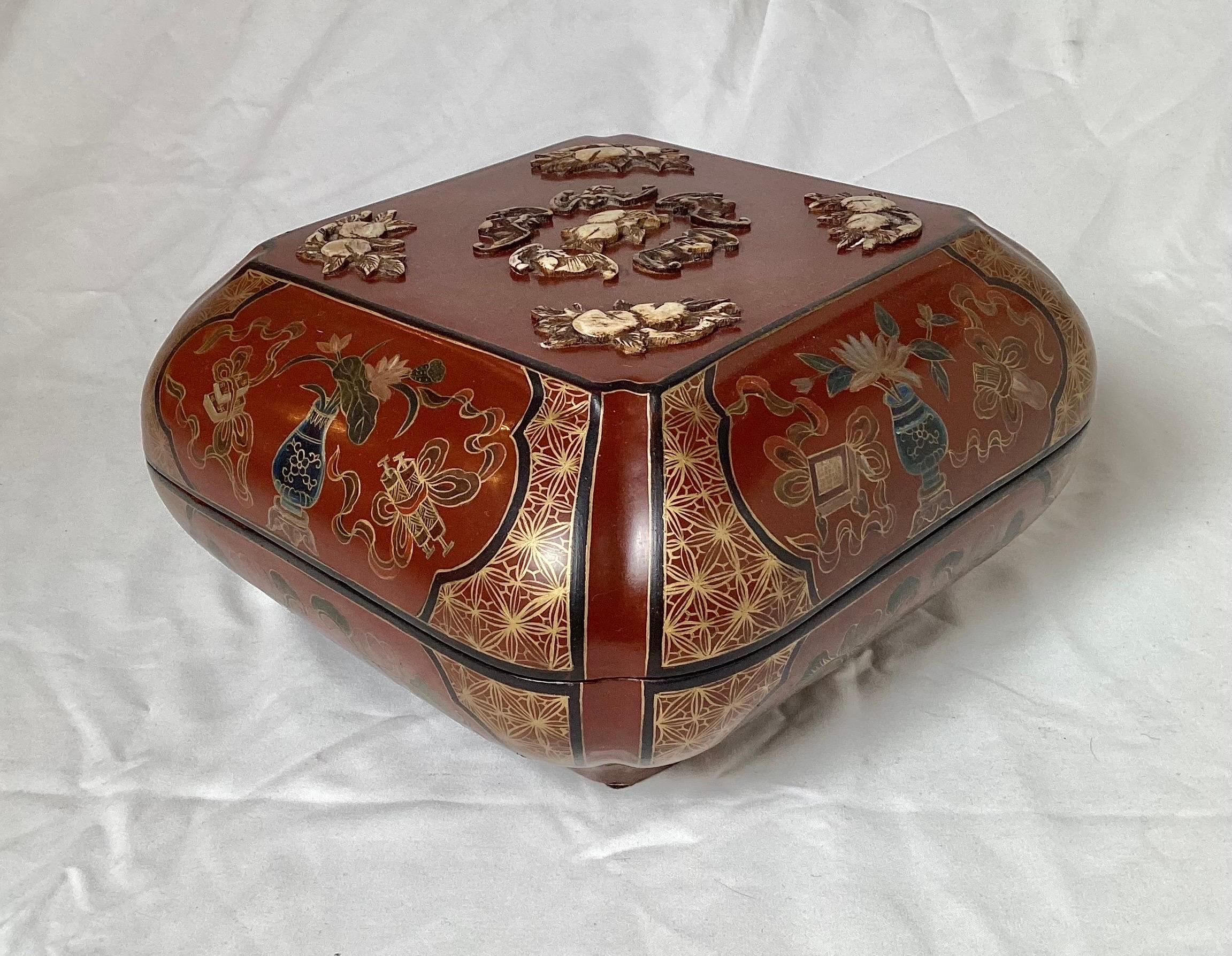 Antique Chinese Lacquer Table Box 1920's In Good Condition For Sale In Lambertville, NJ