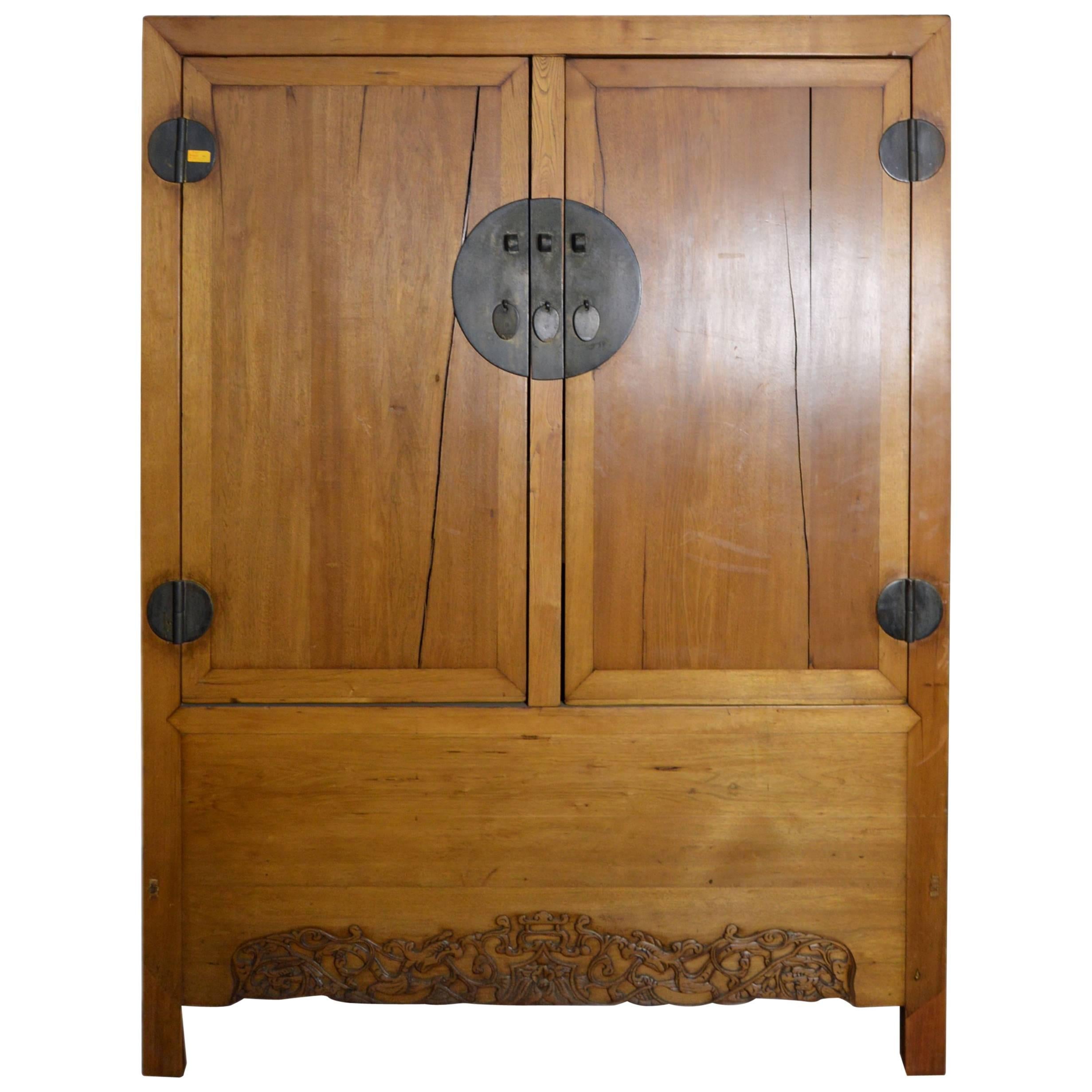Ancienne armoire chinoise laquée avec portes, tiroirs et quincaillerie en laiton