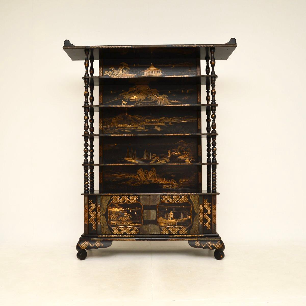 Un très beau et très rare cabinet chinois laqué ancien. Fabriqué en Chine, il date de la période 1890-1910.

Il est très rare de trouver une paix aussi étonnante et substantielle dans ce style à cette époque, et c'est aussi un objet très utile. Il