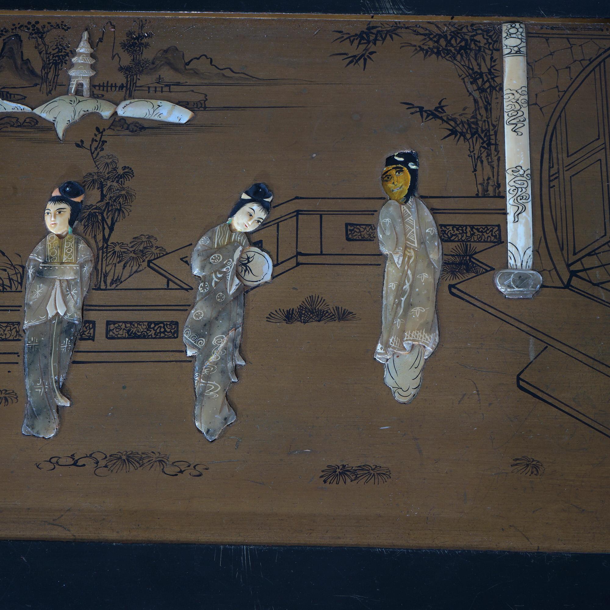 Antike chinesische lackierte, ebonisierte und vergoldete Deckentruhe aus Perlmutt mit Perlmutt (Geschnitzt) im Angebot
