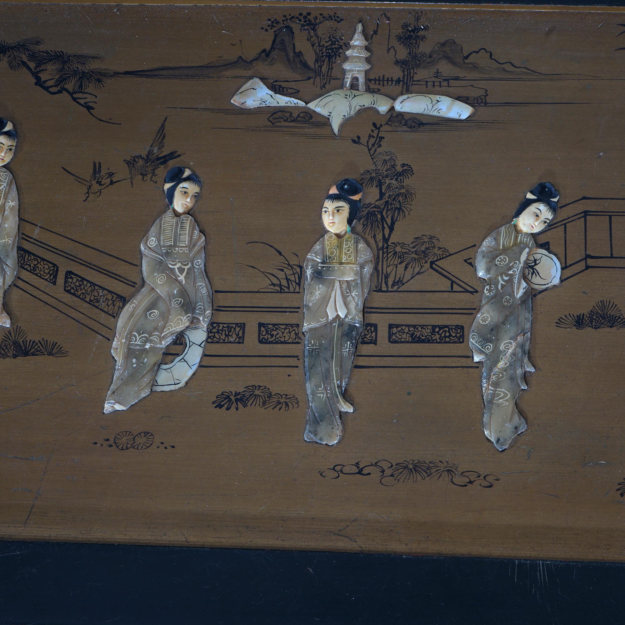 Antike chinesische lackierte, ebonisierte und vergoldete Deckentruhe aus Perlmutt mit Perlmutt im Zustand „Gut“ im Angebot in Big Flats, NY