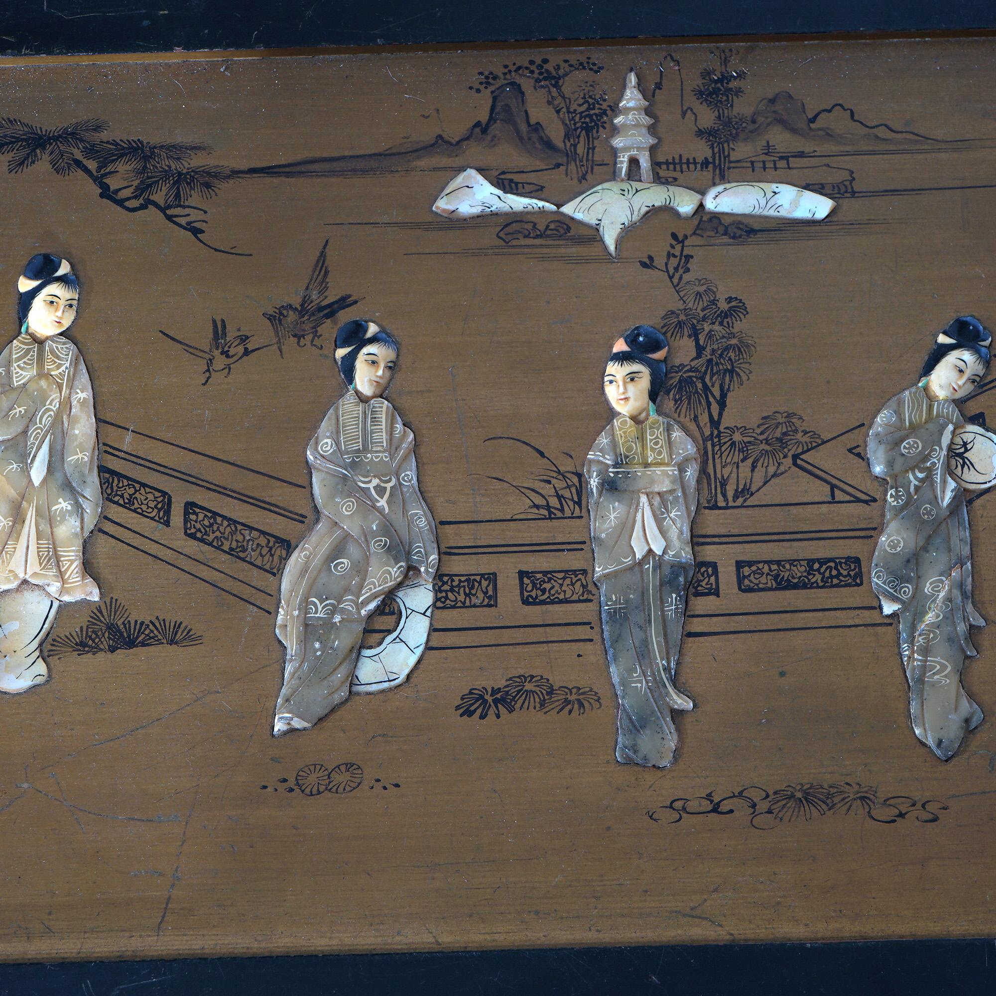 Antike chinesische lackierte, ebonisierte und vergoldete Deckentruhe aus Perlmutt mit Perlmutt (Holz) im Angebot