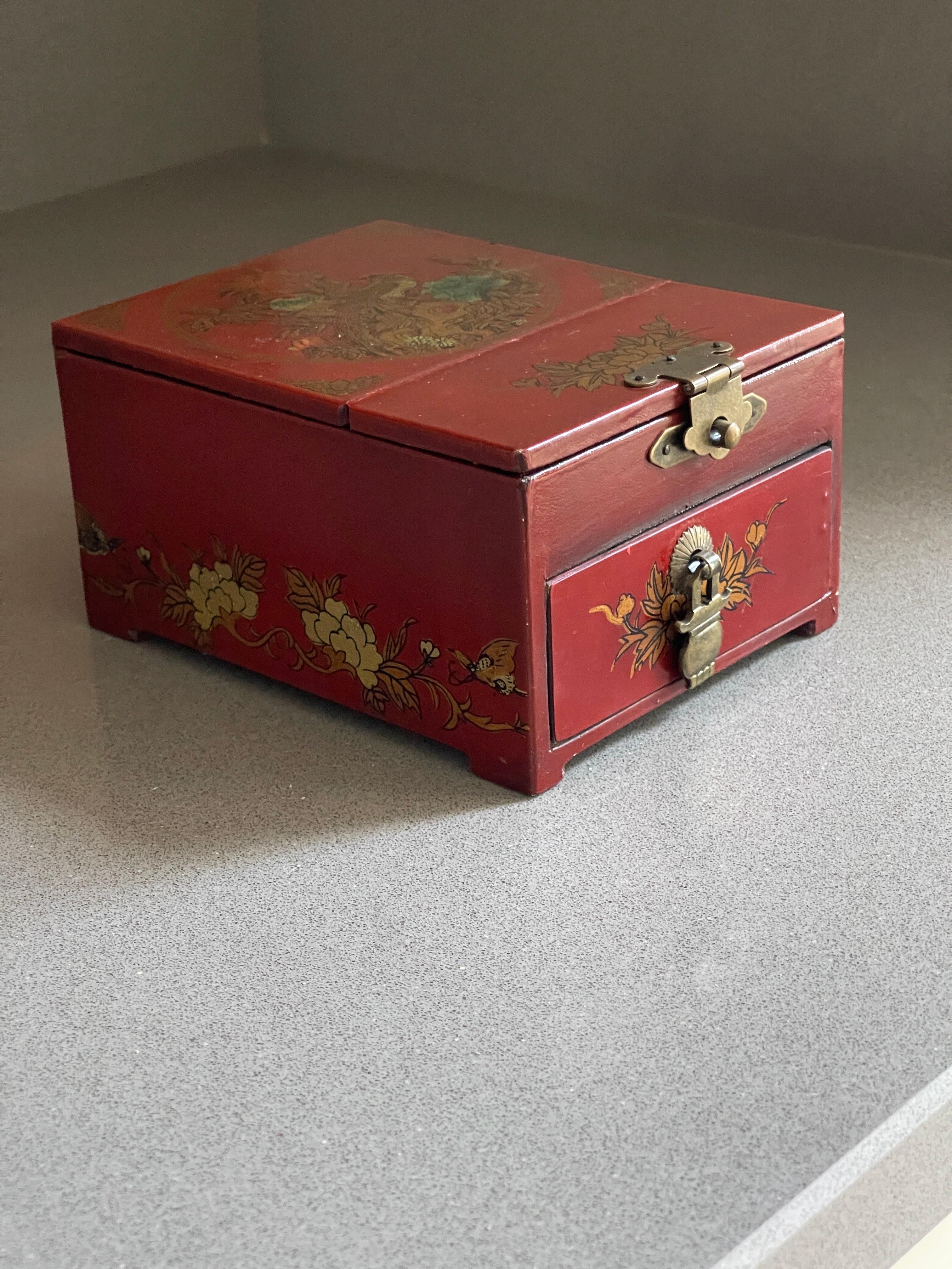 Antique Chinese Lacquered Flip-Up Travel Shaving Jewelry Box Vanity Mirror
Vintage Wooden Jewellery Box & Mirror Decorative Box & Lid Hand Painted Chinese
Antique Chinese chinoiserie flip-top shaving or jewellery/vanity/cosmetics box with a mirror