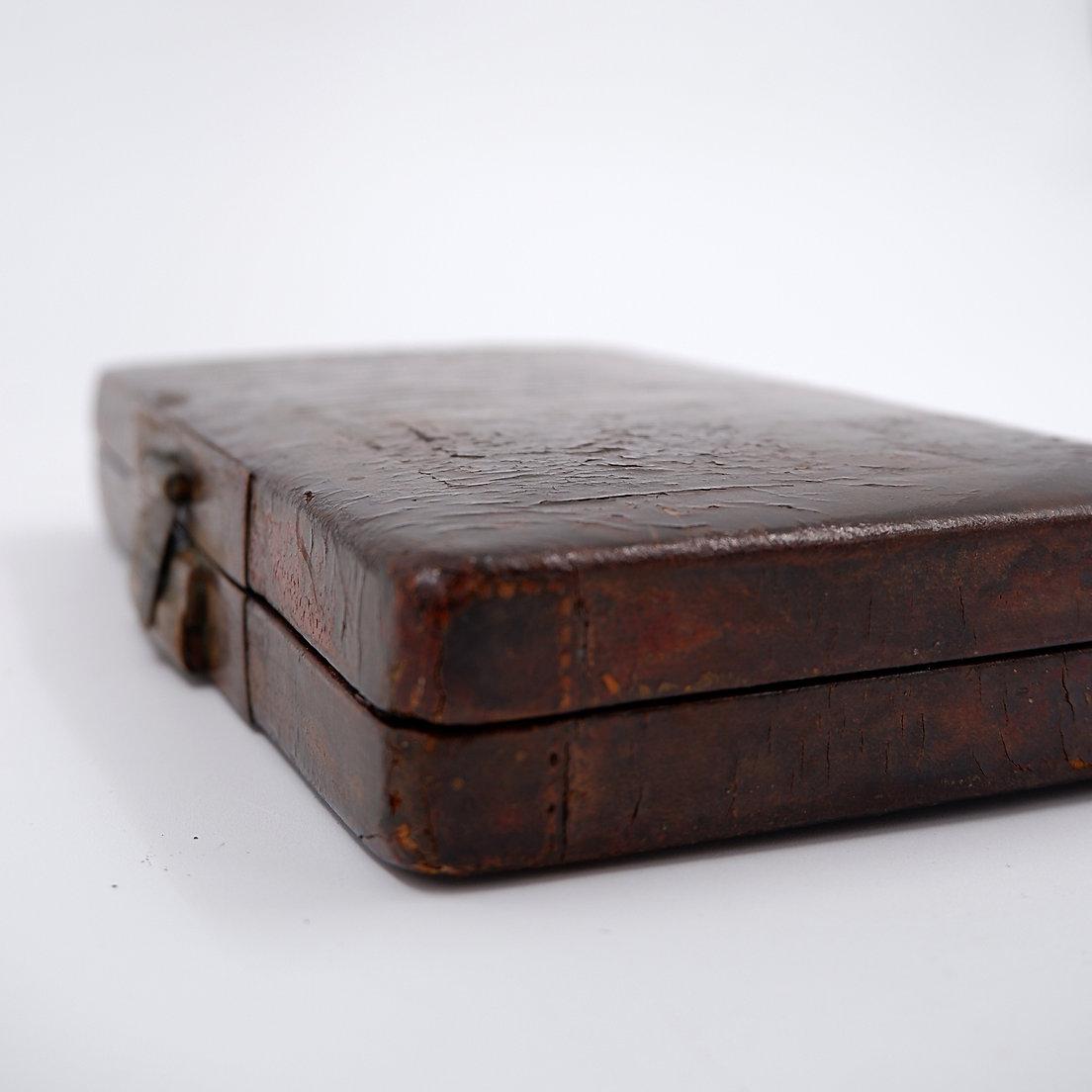 Boîte ancienne chinoise en cuir laqué - XIXème en vente 4