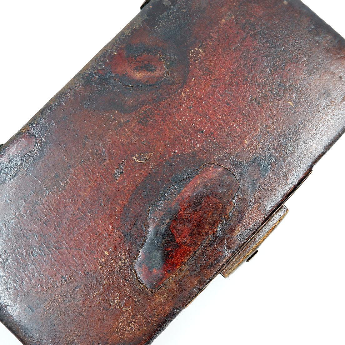 Boîte ancienne chinoise en cuir laqué - XIXème en vente 5