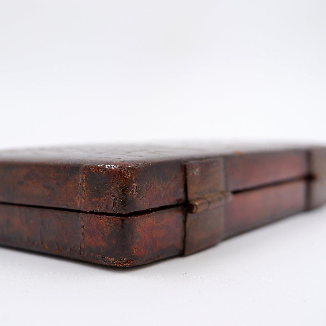 Boîte ancienne chinoise en cuir laqué - XIXème en vente 7