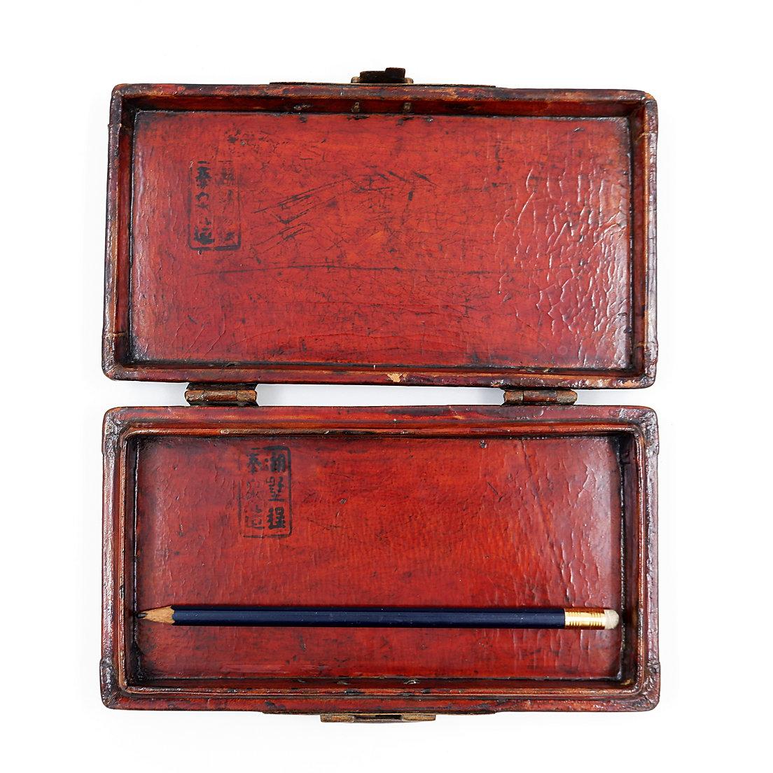 Boîte ancienne chinoise en cuir laqué - XIXème en vente 8