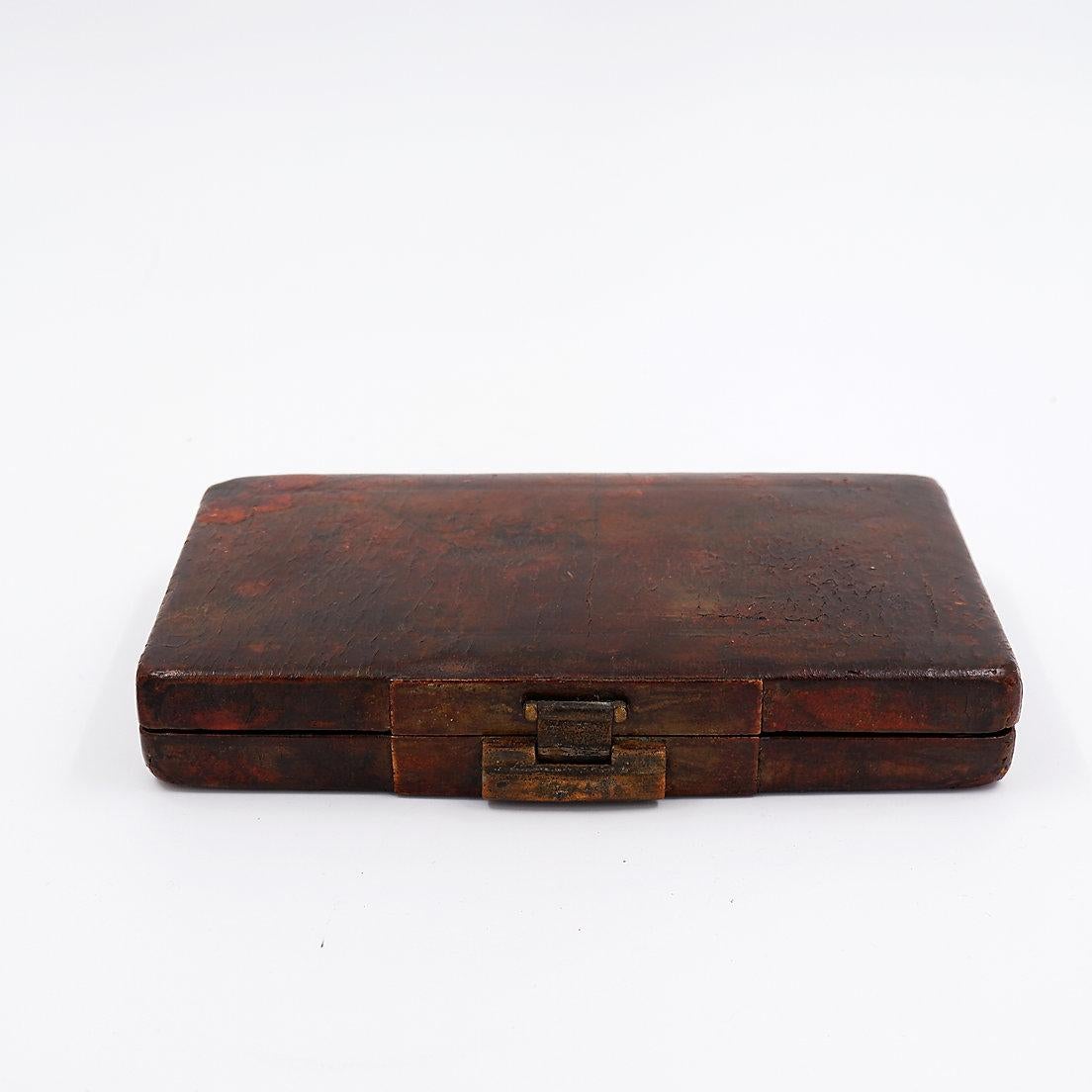 Boîte ancienne chinoise en cuir laqué
Sceau de signature original - Art Asiatique
Dimensions : 20x11cm H:3,5cm 
Matière : Cuir - cuivre 