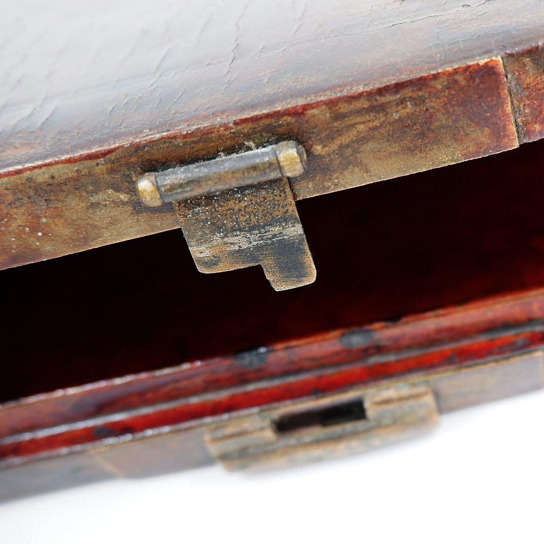 Boîte ancienne chinoise en cuir laqué - XIXème État moyen - En vente à Linkebeek, BE