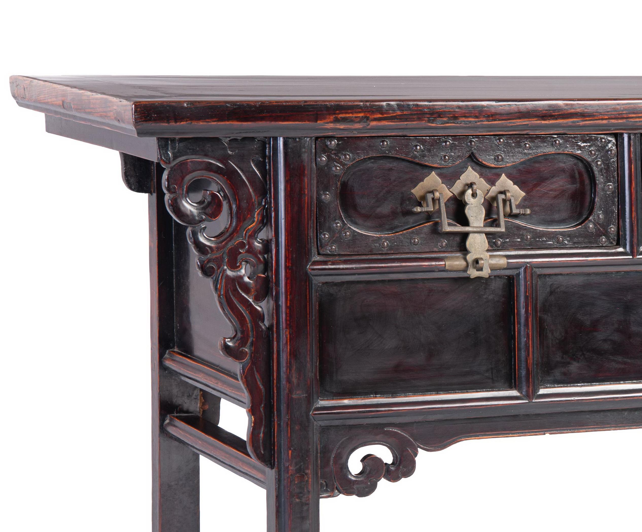 Antique Chinese Lacquered Raised Coffer with Decorative Brass Fittings In Good Condition For Sale In 10 Chater Road, HK