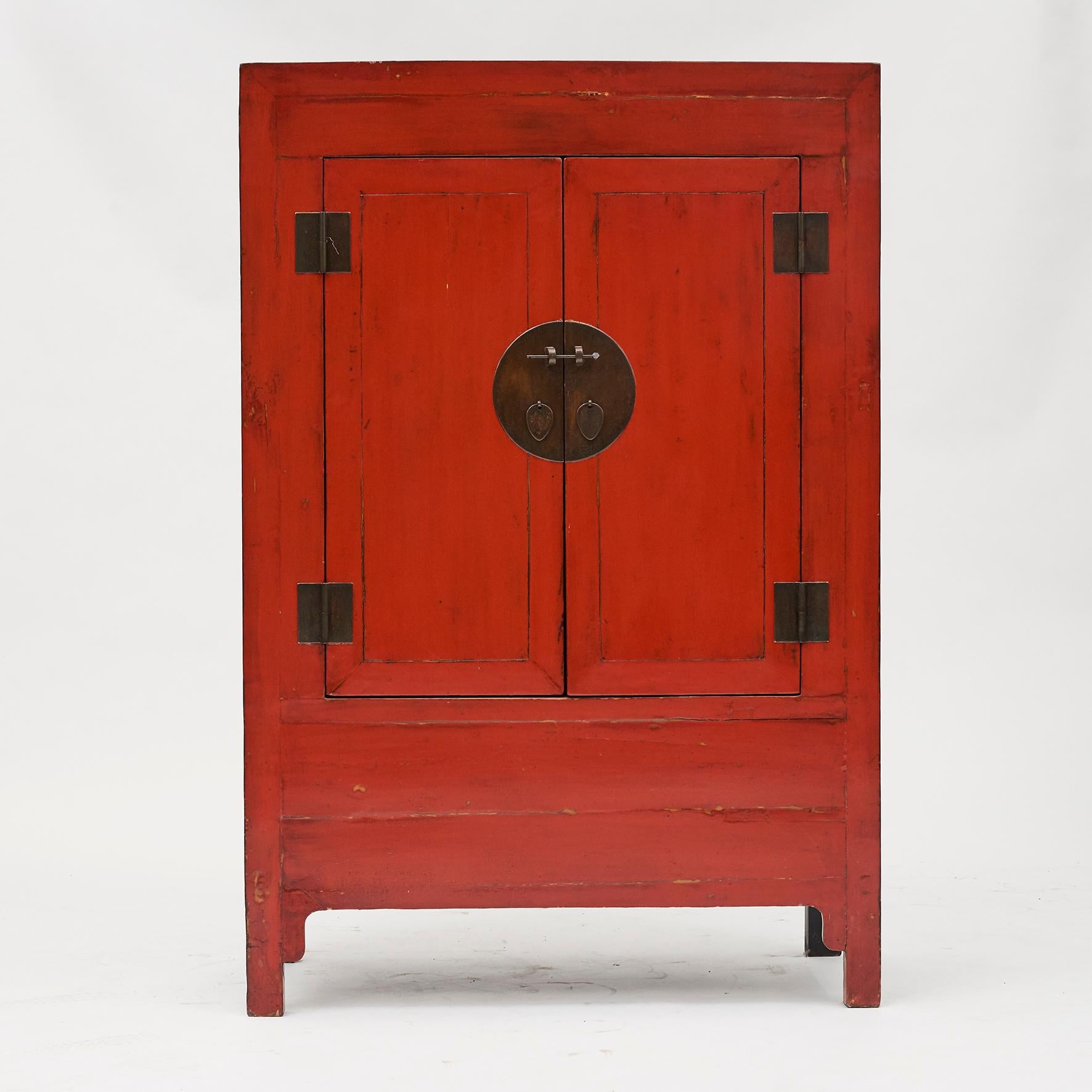 Antique lacquered wedding cabinet from Shanxi province, North China, circa 1830-1840.
Original well preserved red lacquer front, black lacquer sides.