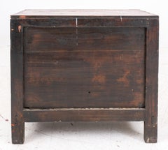 Ancienne armoire d'appoint chinoise en bois laqué