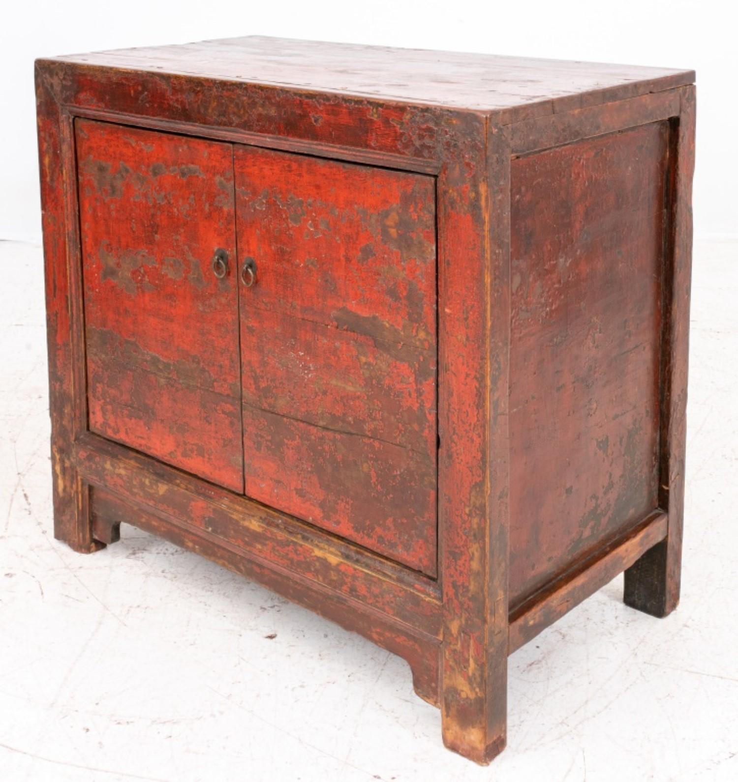 Antique Chinese Lacquered Wood Side Cabinet In Good Condition For Sale In New York, NY