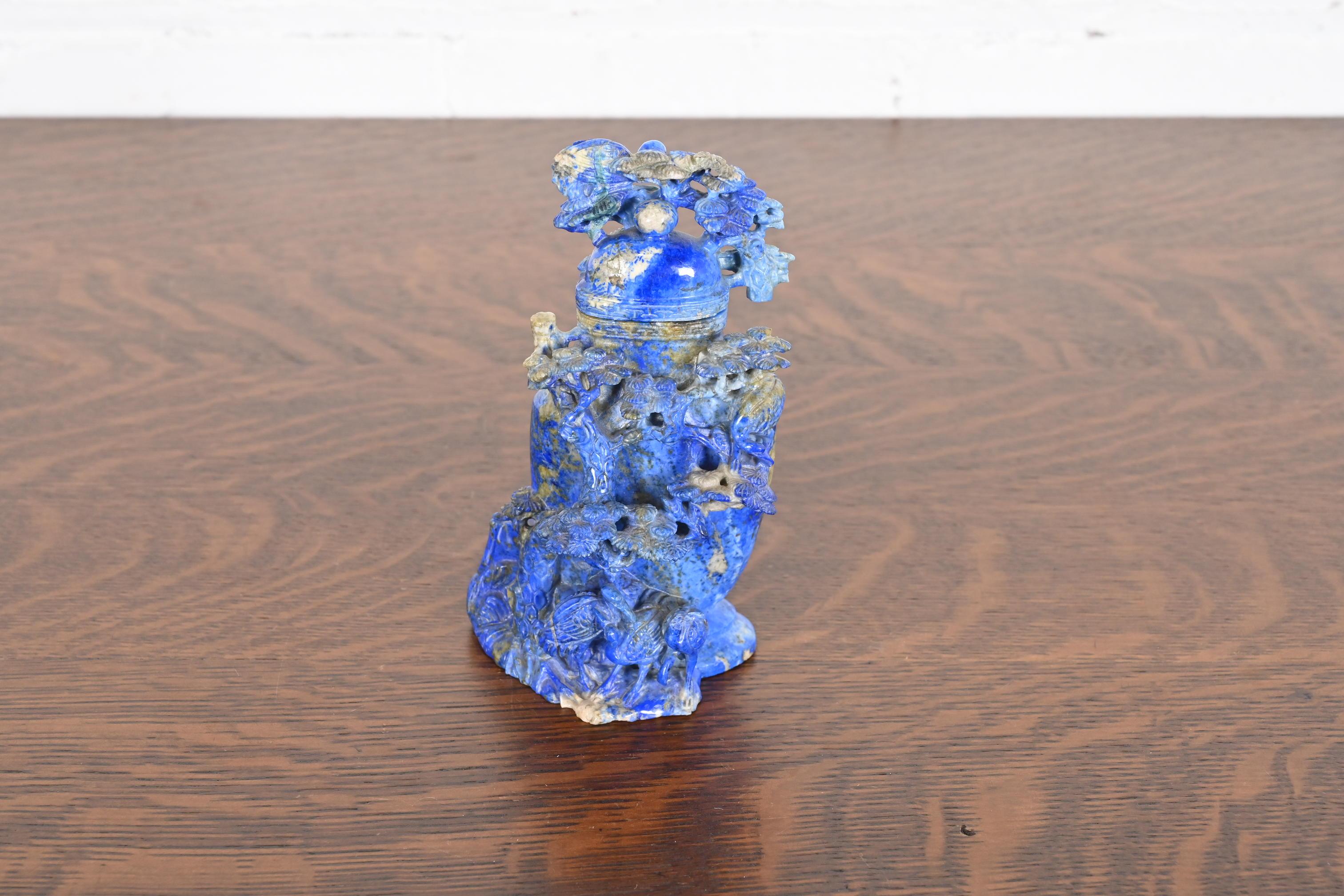 Cinese Antico vaso cinese con coperchio a forma di uccelli e alberi in lapislazzuli in vendita