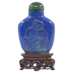 Ancienne bouteille à priser chinoise en Lapis Lazuli sculptée en relief sur Stand c.1920