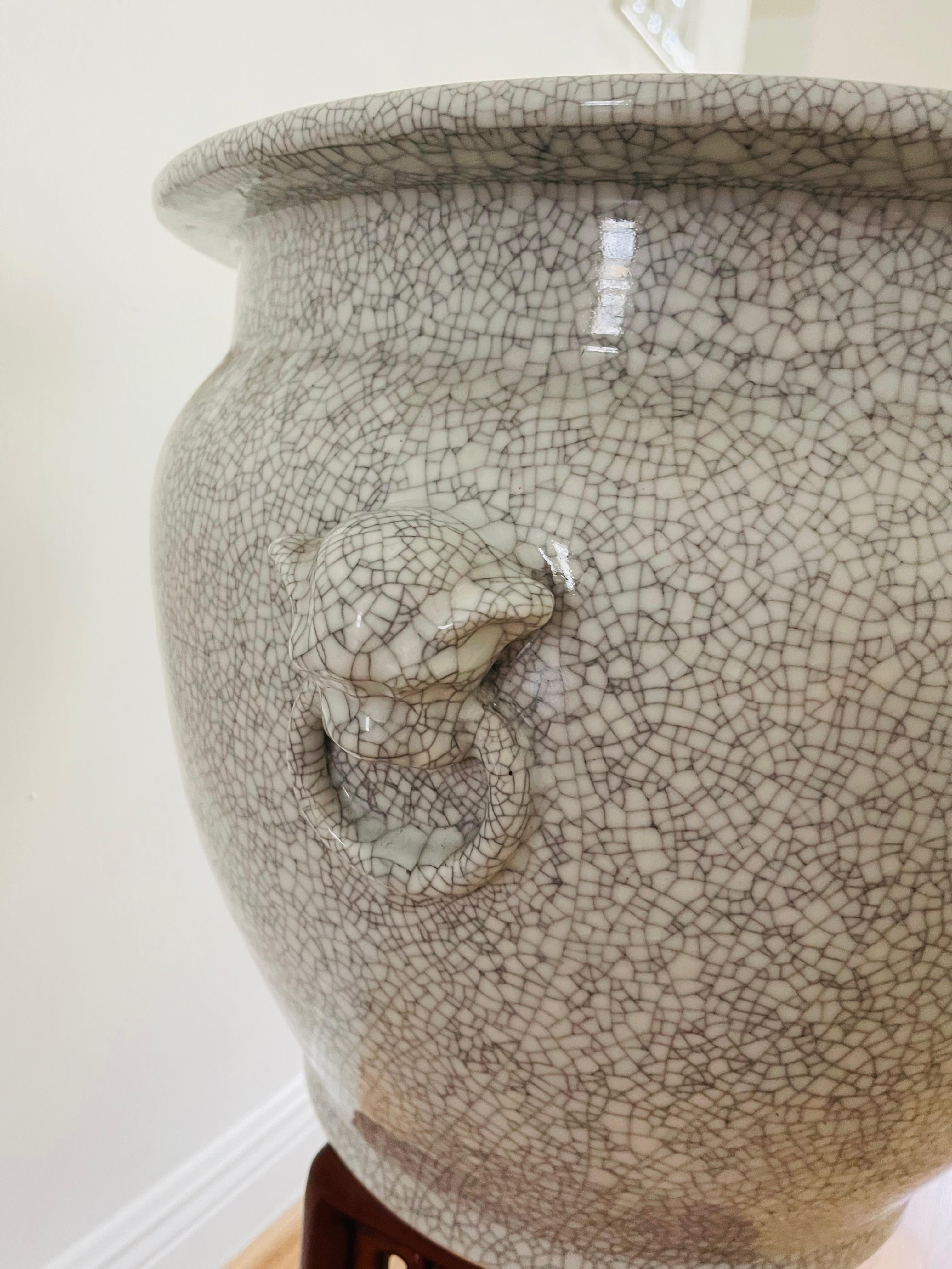 Cinese Antico cinese di grandi dimensioni con crostacei  Fioriera in porcellana con teste di leone in vendita