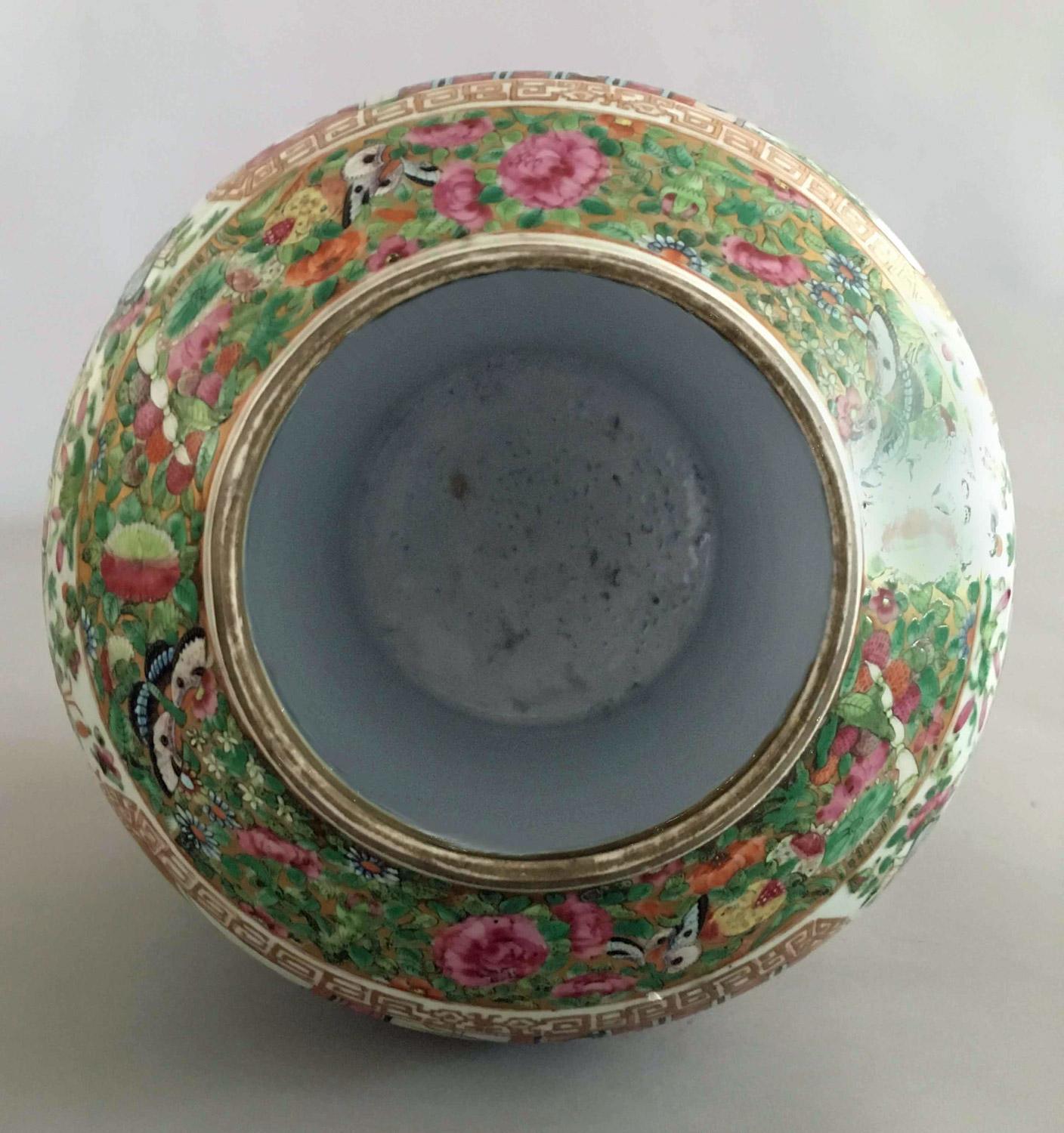 Antique Chinese Large Famille Rose Vase with Lid For Sale 1