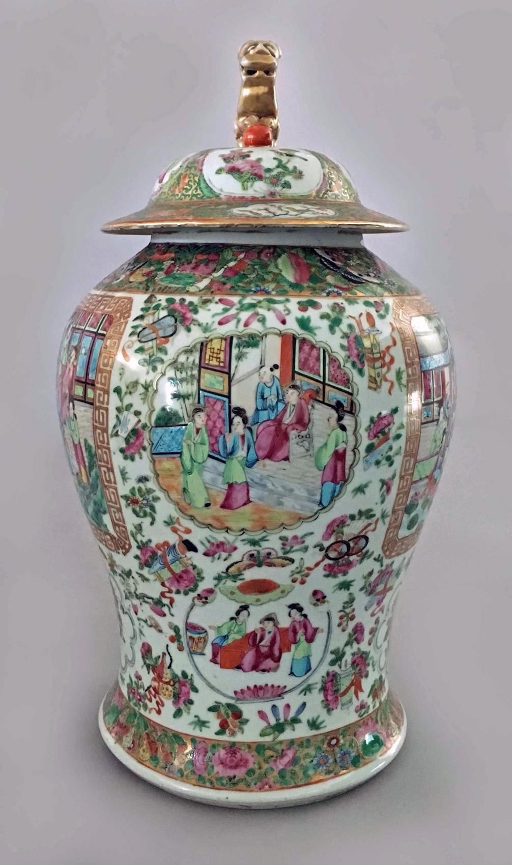 Large Chinese porcelain baluster-shaped vase with lid, decorated with two horizontal panels front and back enclosing figures in a palace scene bordered by a gilded double Greek key-like pattern, two round panels of figures with a scalloped border,