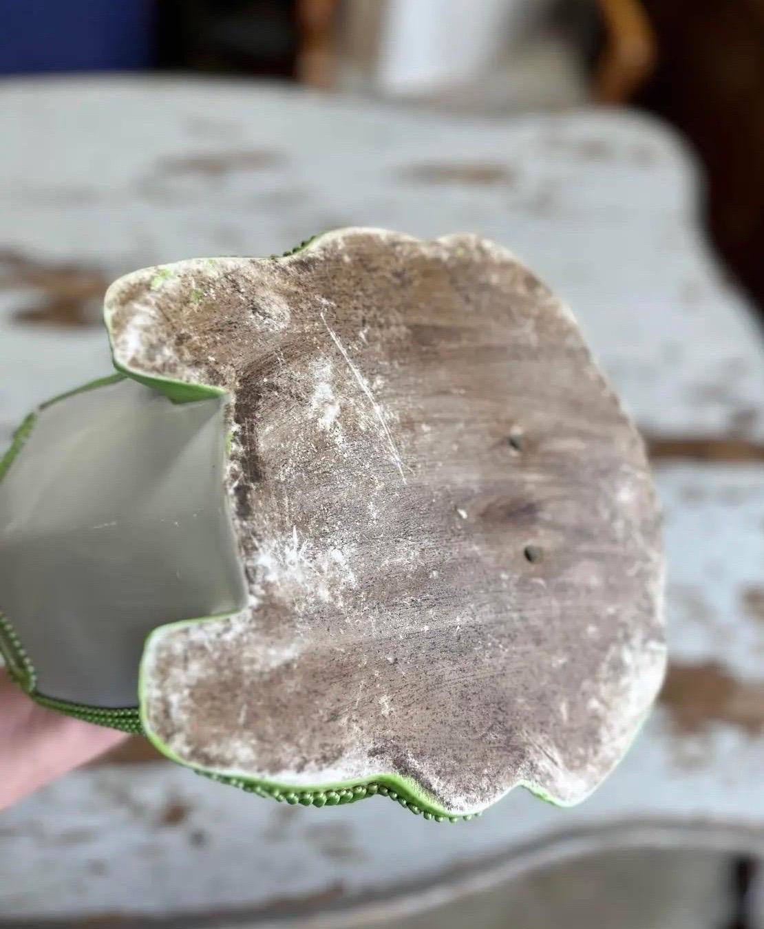 Cache-pot chinois ancien en porcelaine avec grenouille verte en vente 3