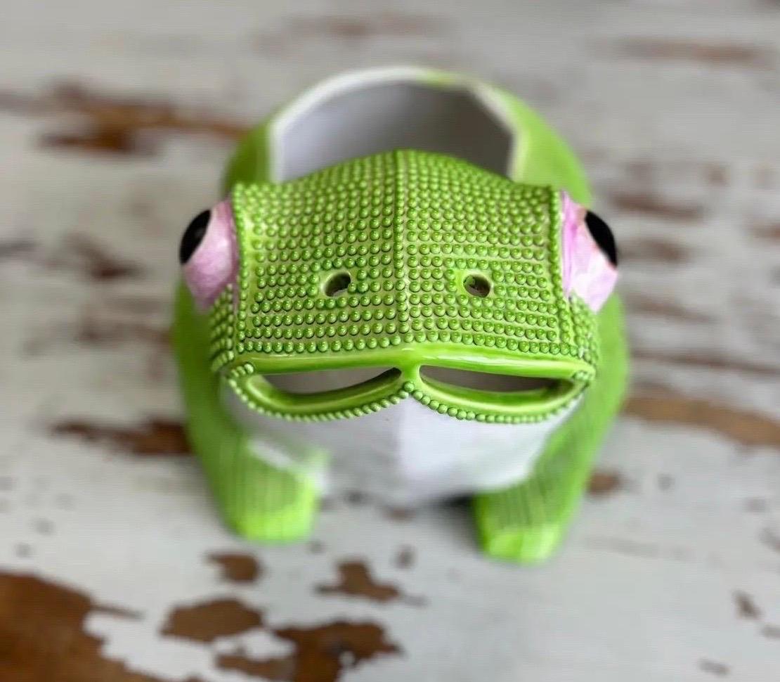 Cache-pot chinois ancien en porcelaine avec grenouille verte en vente 4