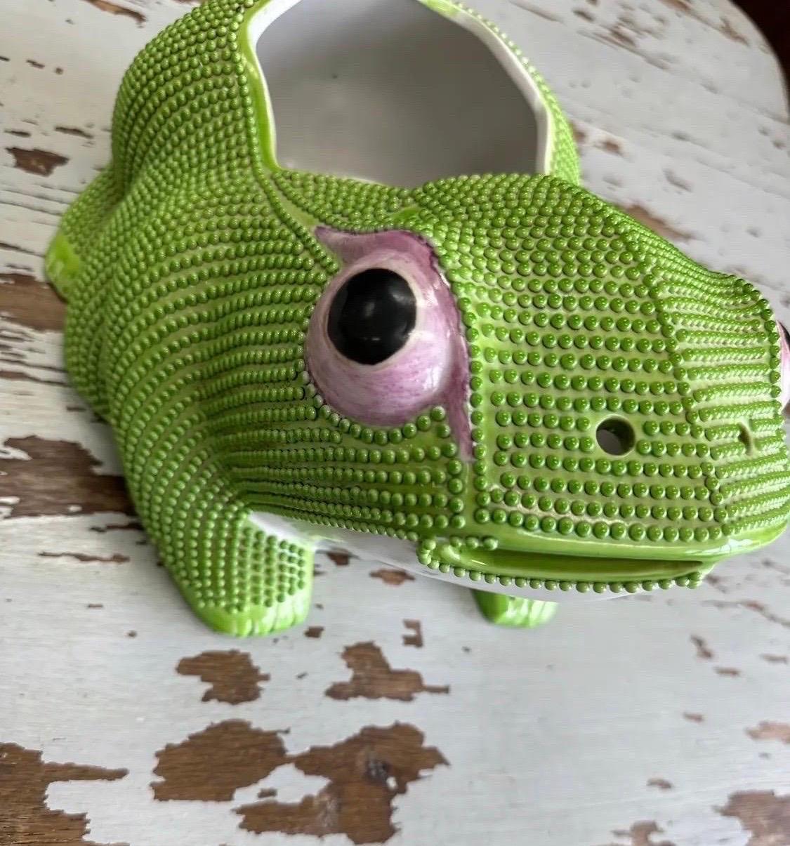 Jardinière fantaisiste ancienne en forme de grenouille chinoise avec un corps texturé en glaçure vert printemps brillant sur fond noir avec des yeux lavande. Ces jardinières étaient un élément essentiel des intérieurs de Tony Duquette et sont de