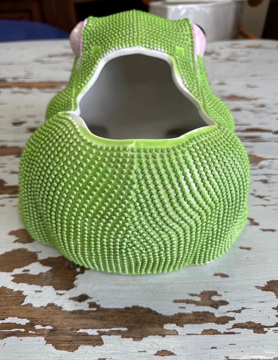 Moulage Cache-pot chinois ancien en porcelaine avec grenouille verte en vente