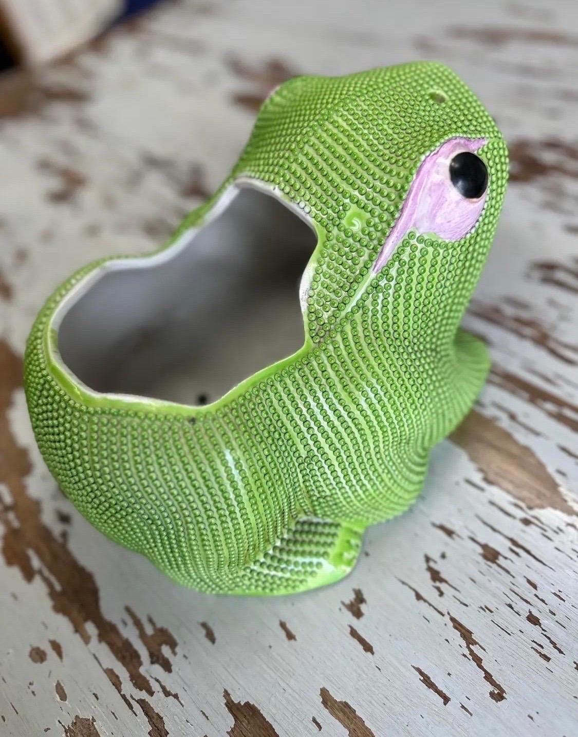 Fin du XIXe siècle Cache-pot chinois ancien en porcelaine avec grenouille verte en vente