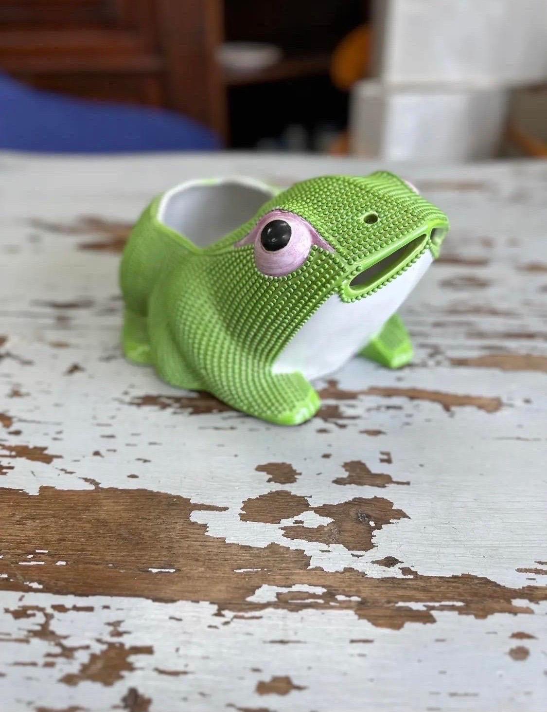 Cache-pot chinois ancien en porcelaine avec grenouille verte en vente 1