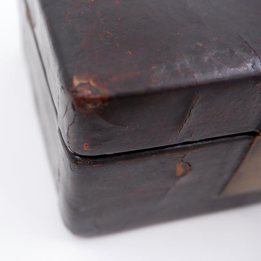 Antica scatola cinese in pelle - circa metà del XIX secolo in vendita 6