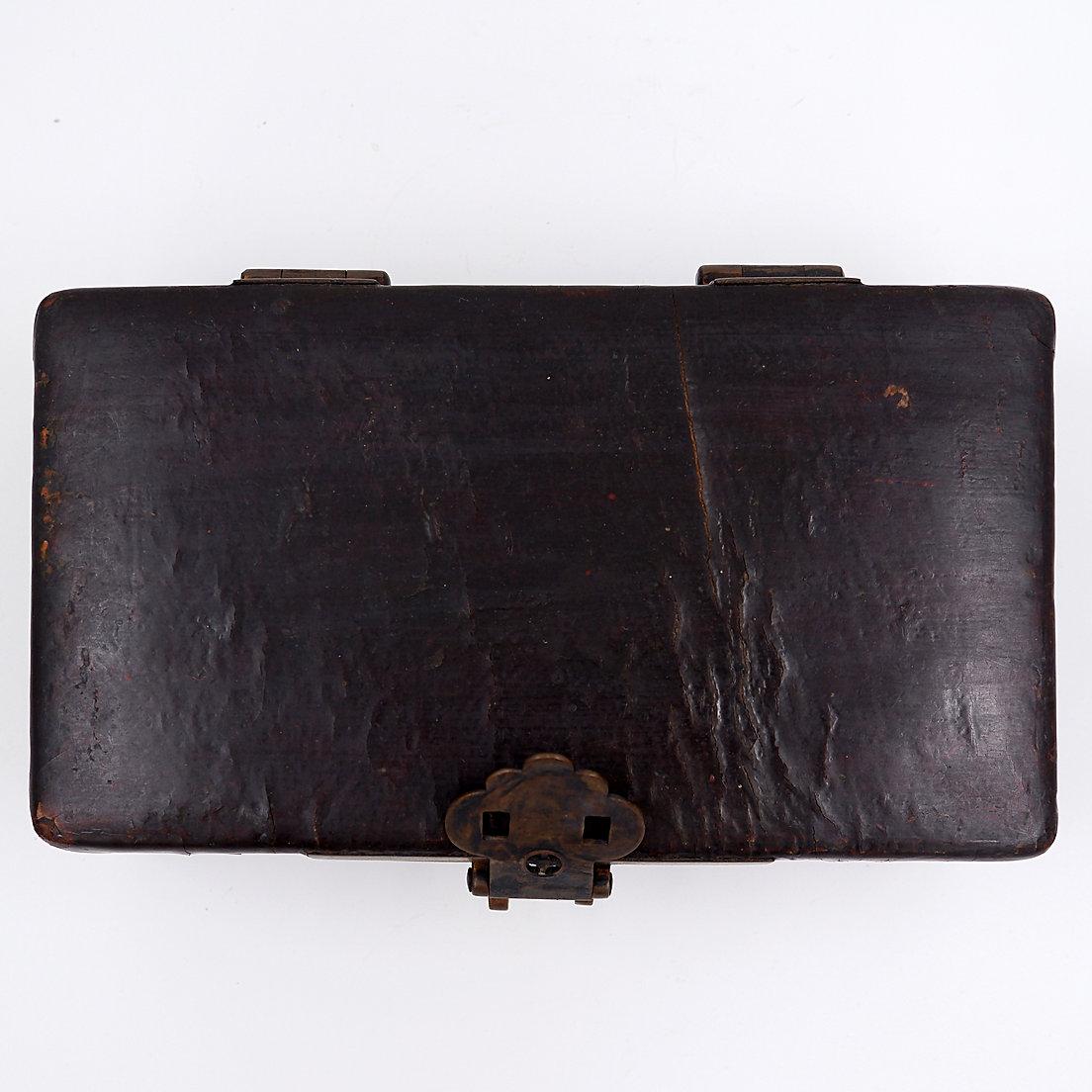 Antica scatola cinese in pelle - circa metà del XIX secolo In condizioni discrete in vendita a Linkebeek, BE