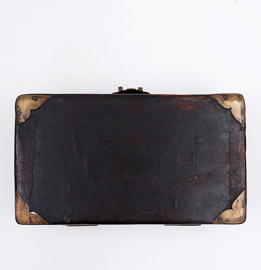 Antica scatola cinese in pelle - circa metà del XIX secolo in vendita 3