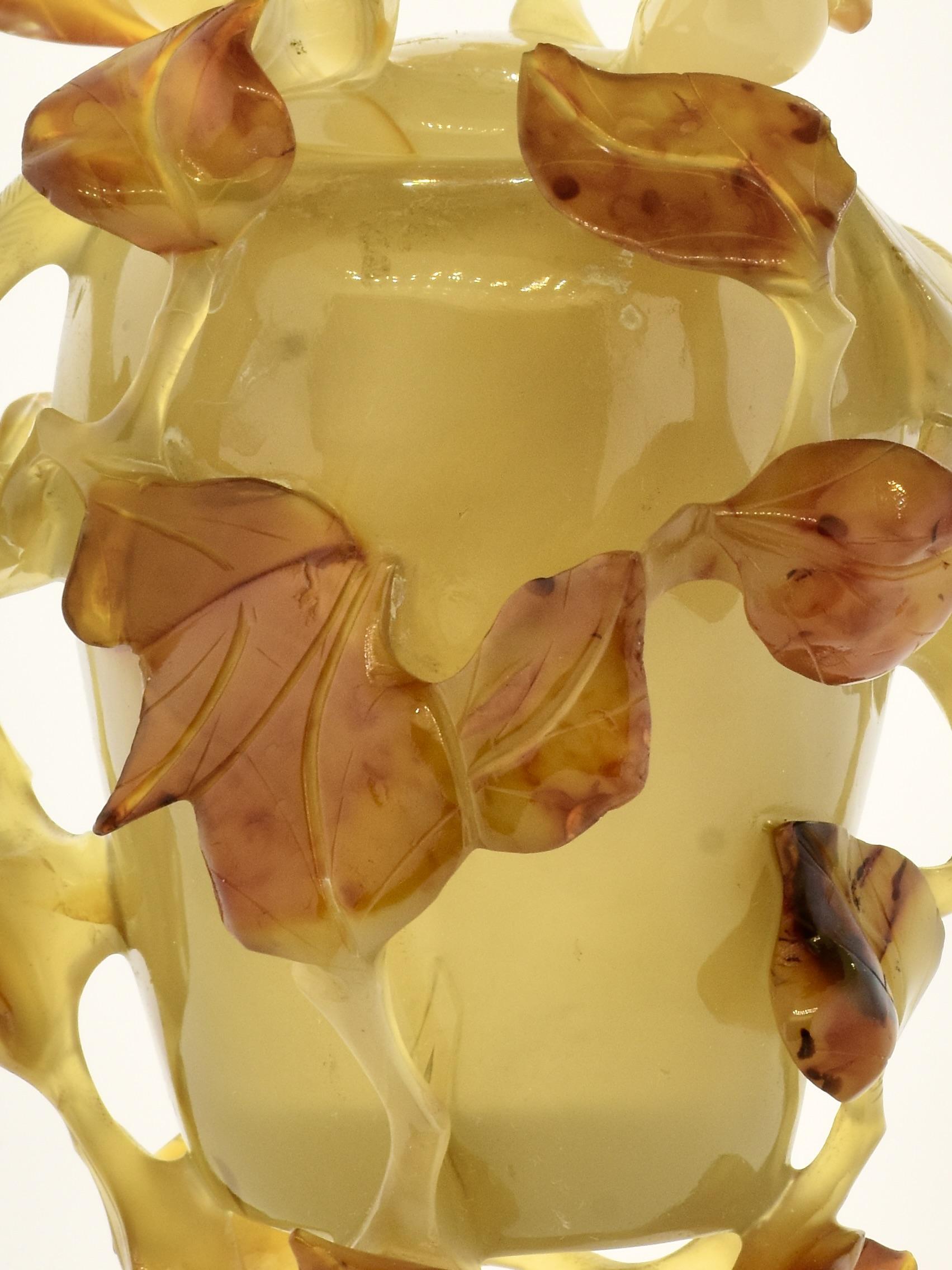 Antiguo frasco, jarrón o vasija con tapa de cornalina natural adornado con flores ornamentales, hojas y pájaros profundamente tallados en relieve, dinastía Qing, c. 1900. El color del ágata varía de un caramelo claro a un naranja cornalina intenso.