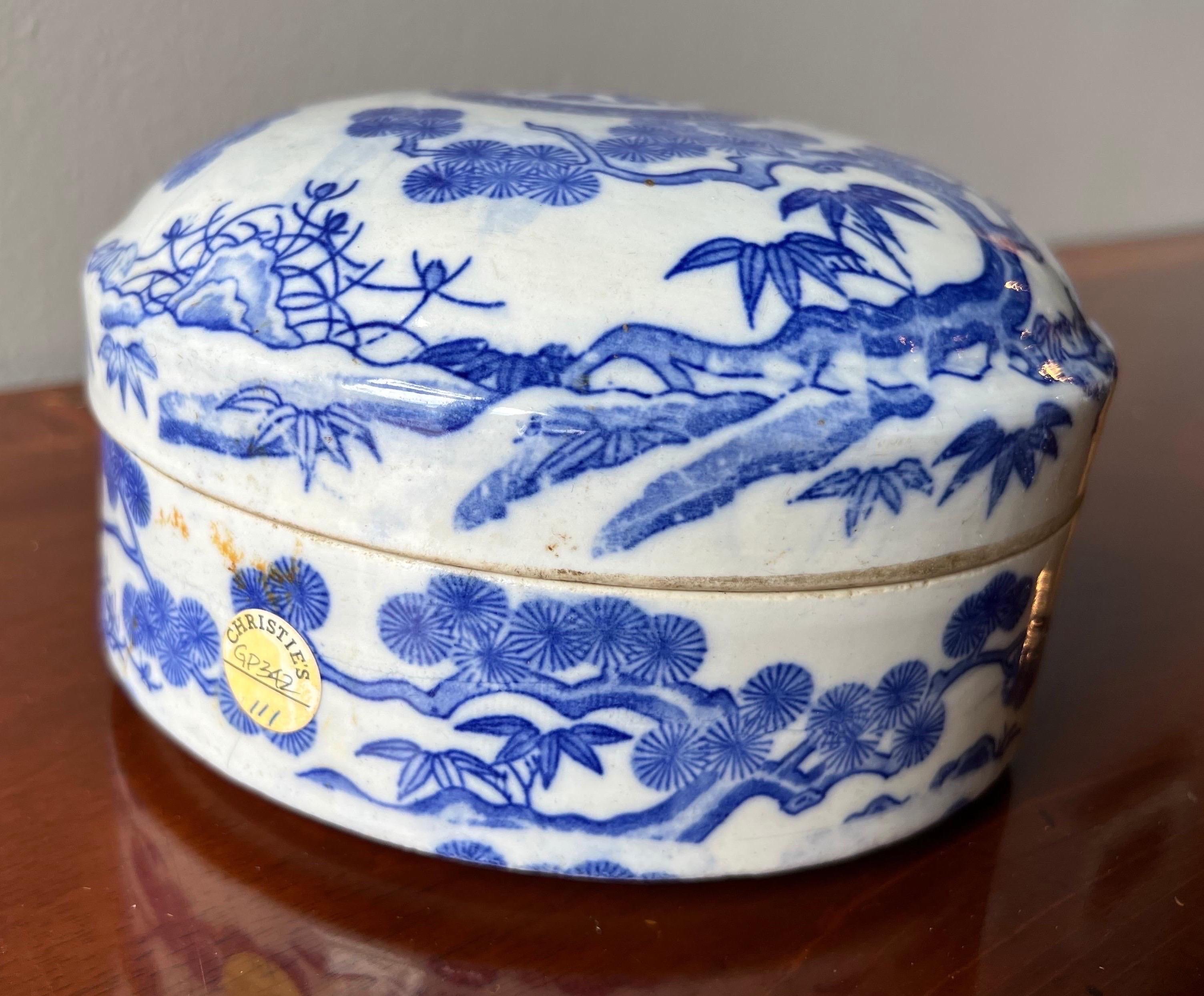 18e - début 20e siècle Bol chinois à couvercle bleu et blanc avec autocollants de Christie's. Avant 1911, aucun Label de pays d'origine n'a été apposé.