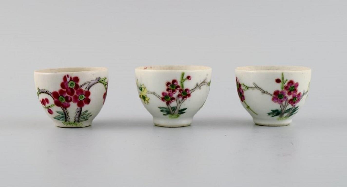 Jarre à couvercle et trois tasses chinoises anciennes en porcelaine peinte à la main avec des fleurs. 
19ème siècle.
Les tasses mesurent : 5,2 x 4 cm.
La jarre à couvercle mesure : 7 x 5,2 cm.
En parfait état. Pot à couvercle avec une petite