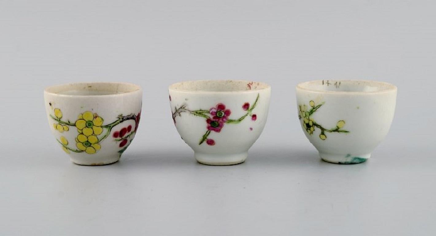 Chinois Ancienne jarre à couvercle chinoise et trois tasses en porcelaine peinte à la main en vente