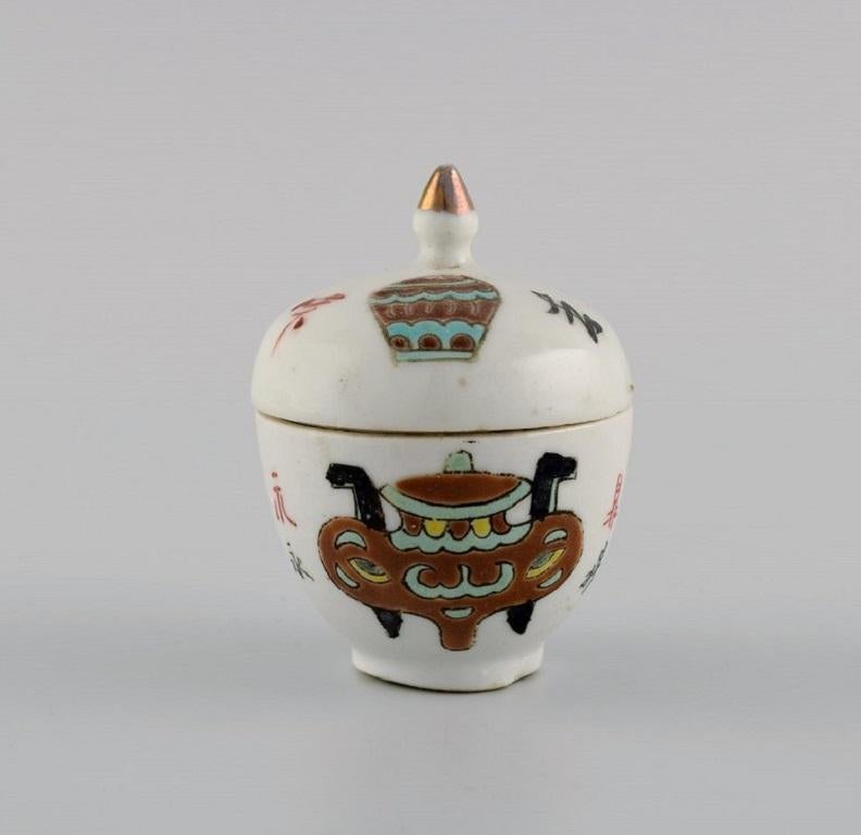 Peint à la main Ancienne jarre à couvercle chinoise et trois tasses en porcelaine peinte à la main en vente