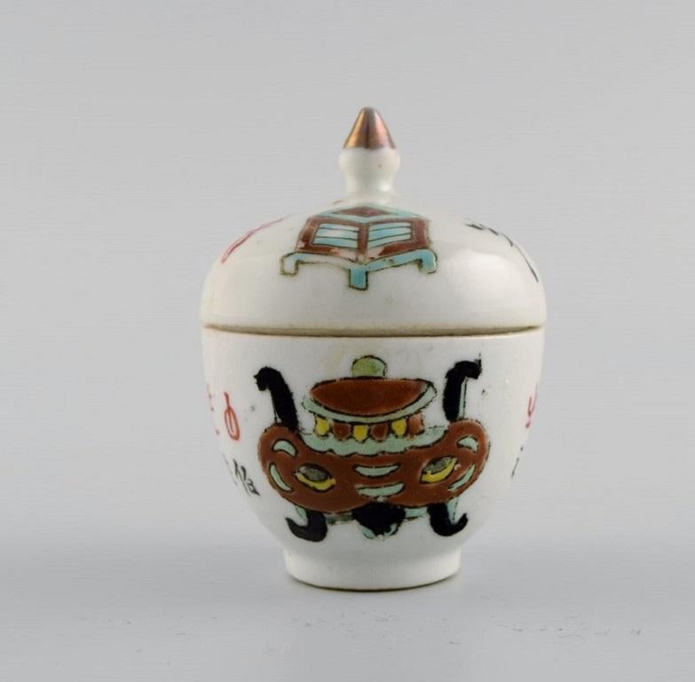 Ancienne jarre à couvercle chinoise et trois tasses en porcelaine peinte à la main Excellent état - En vente à Copenhagen, DK