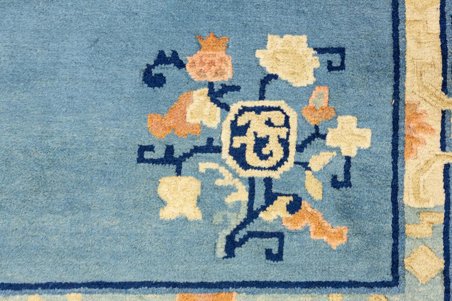Il s'agit d'un ancien tapis chinois de Pékin tissé au début du 20ème siècle vers 1900 et mesurant 250 X 175 CM. Il est orné d'un champ sur toute sa surface et d'un grand médaillon central composé de motifs floraux reliés entre eux. Les autres motifs