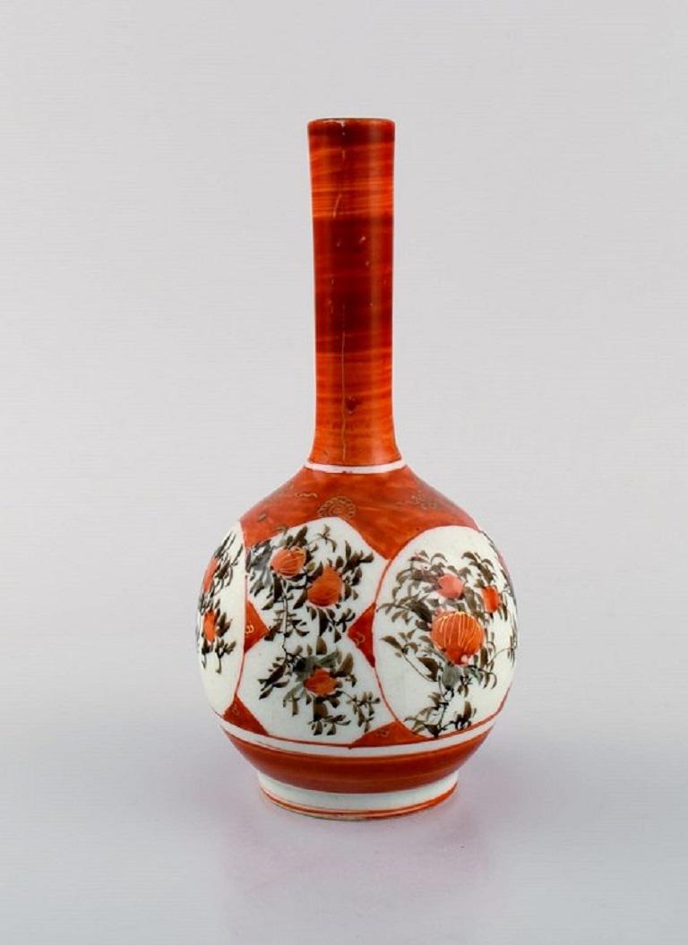 Antique Chinese long necked vase in hand-painted porcelain. 19th century.
Measures: 18 x 9 cm.
In excellent condition.
Stamped.