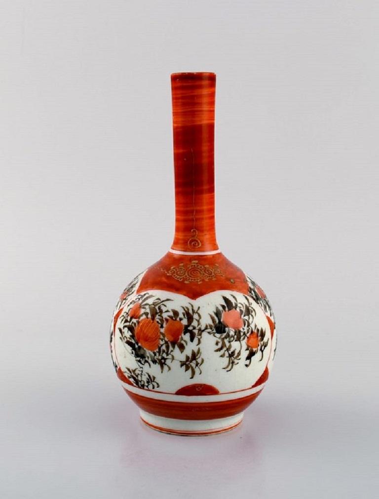 Antique Chinese Long Necked Vase in Hand-Painted Porcelain, 19th Century In Excellent Condition For Sale In Copenhagen, DK