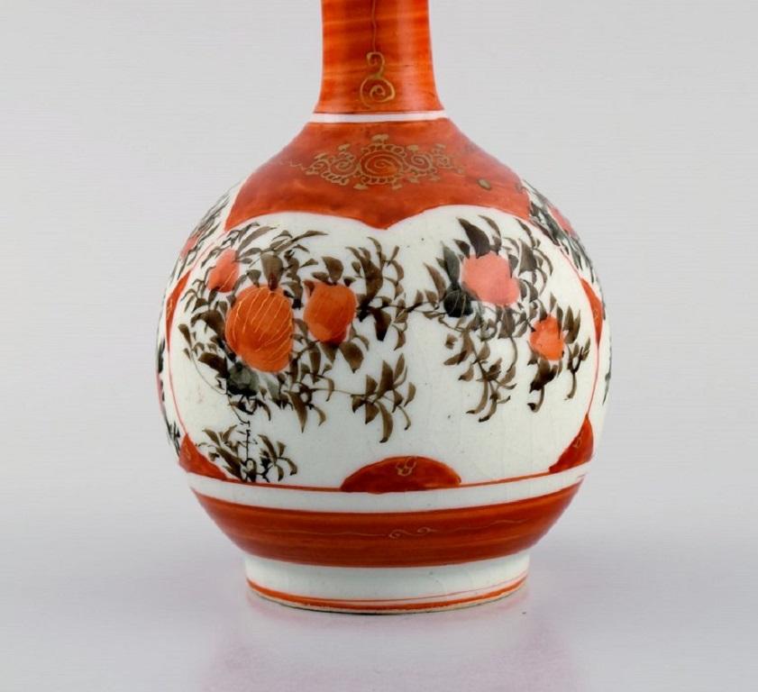 Antique Chinese Long Necked Vase in Hand-Painted Porcelain, 19th Century For Sale 2