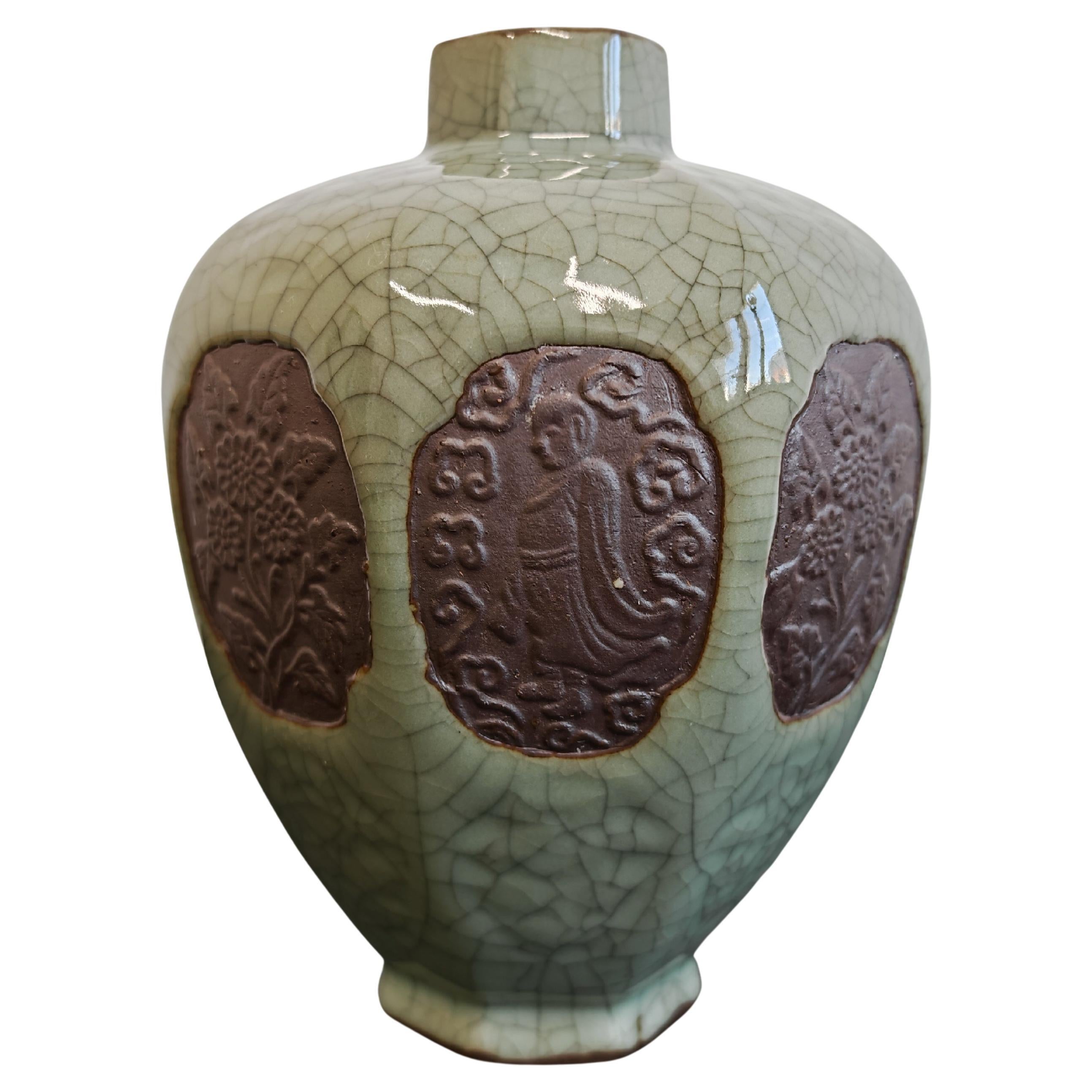 Antique Chinese Longquan celadon octagonal vase in green glaze im Angebot